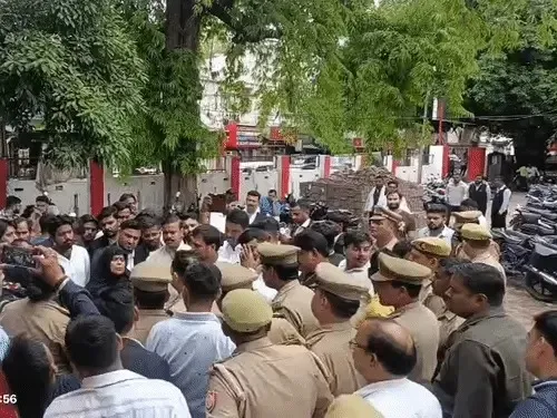 छात्रों और स्थानीय लोगों में विवाद,डीसीपी कार्यालय में मंगानी पड़ी तीन थानों की पुलिस