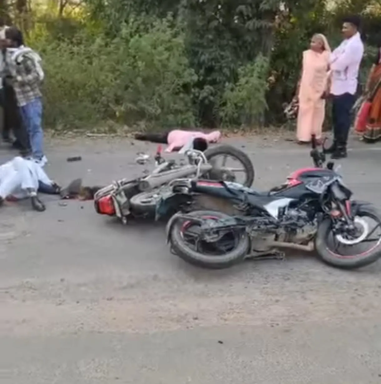 दर्दनाक सड़क हादसा: दो बाइकों की आमने-सामने भिड़ंत में तीन की मौत, तीन घायल