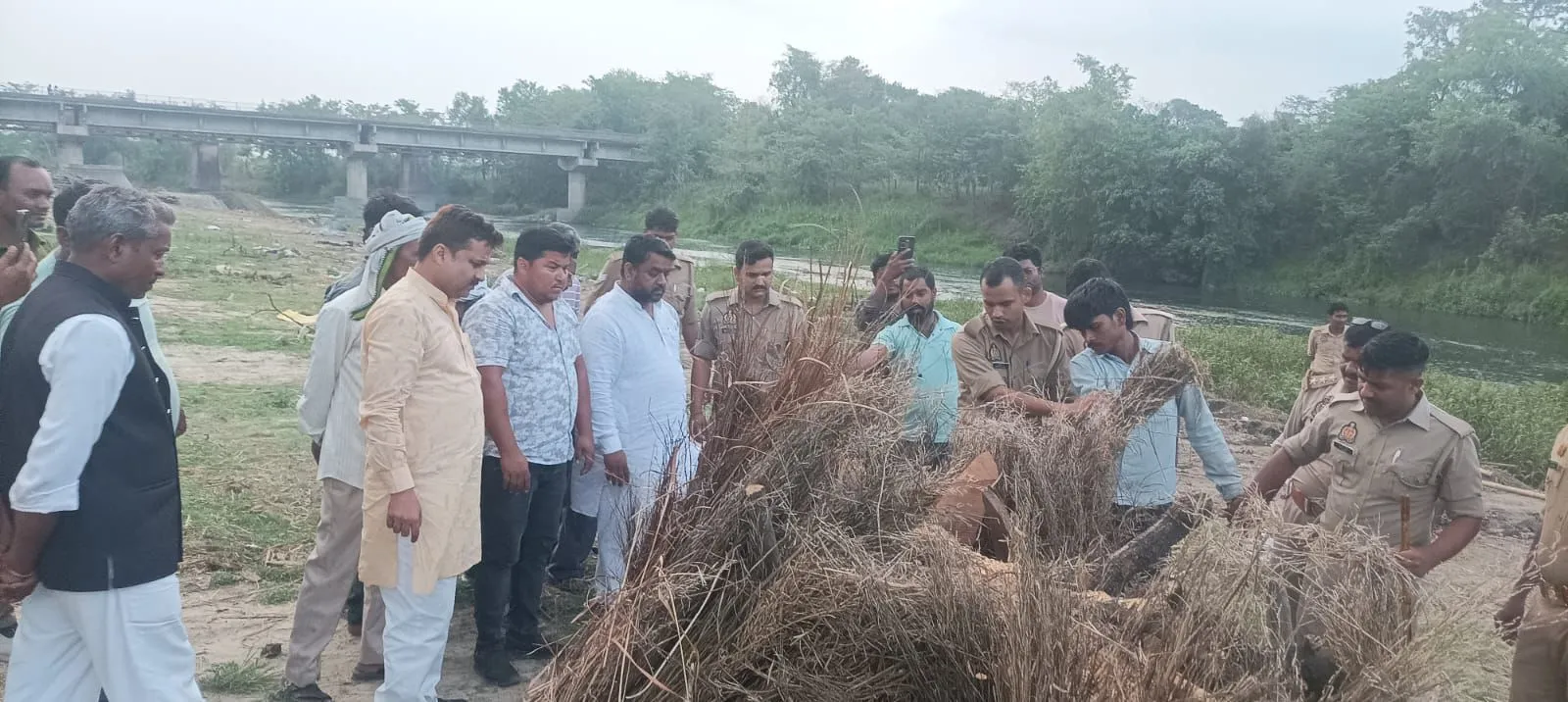  पुलिस कस्टडी में पति ने दी पत्नी और बच्चों को मुखाग्नि, घटना से दिल दहला