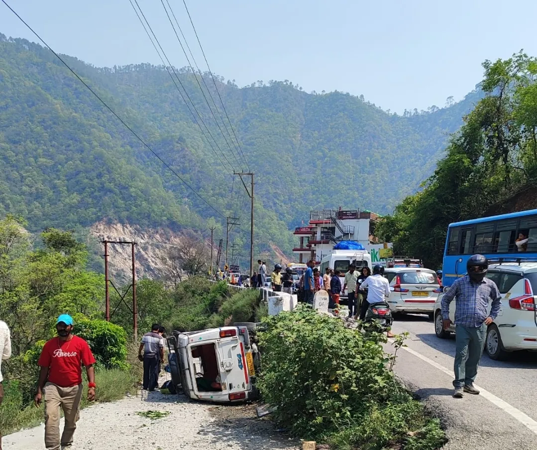 रुद्रप्रयाग-श्रीनगर हाईवे पर मैक्स वाहन पलटा, हादसे में नौ लोग घायल