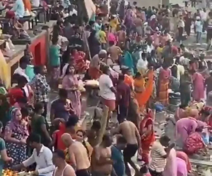 वाराणसी के घाटों पर गंगा दशहरा के अवसर में श्रद्धालुओं ने लगाई डुबकी