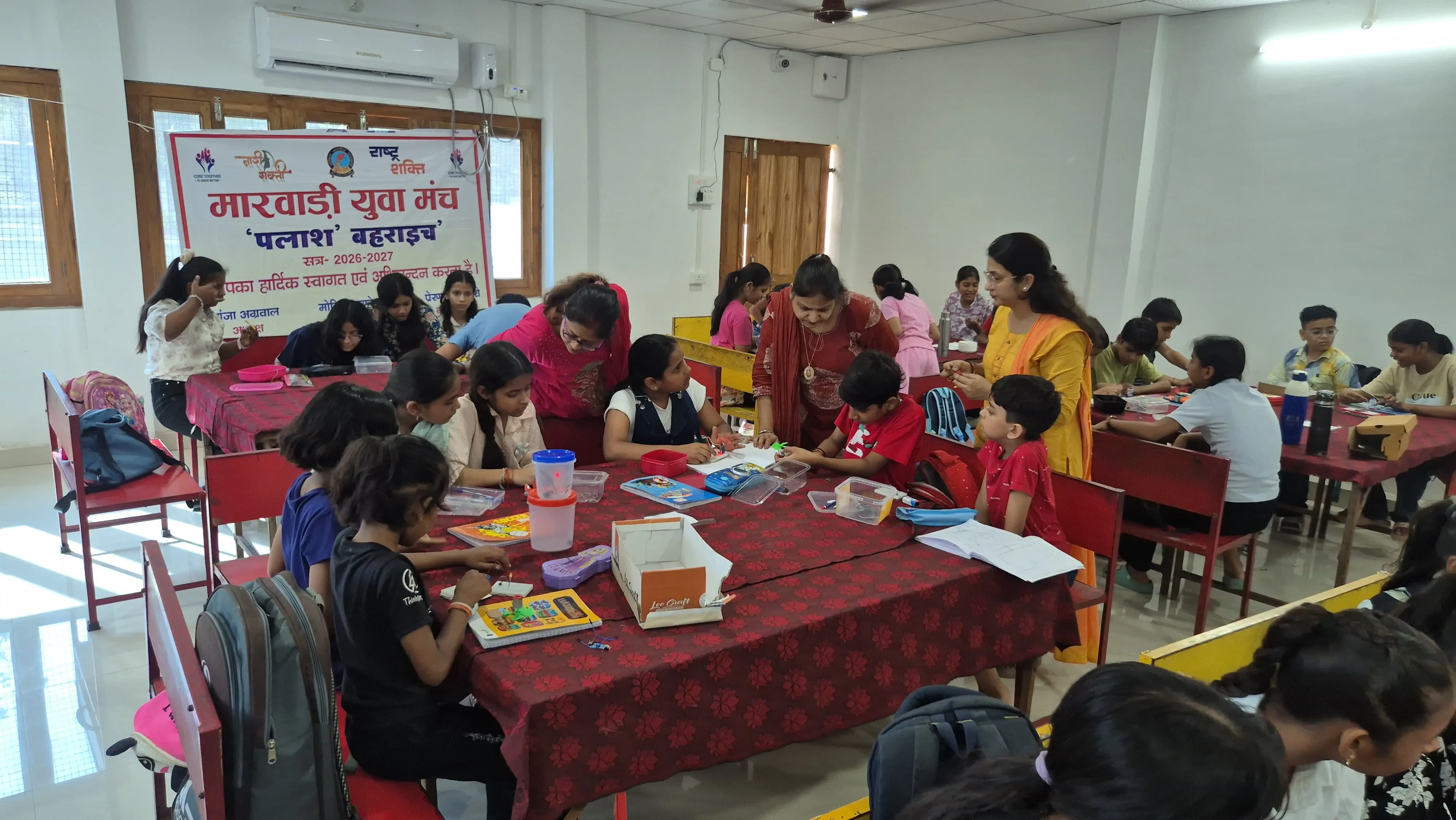 बहराइच में पहली बार लगा रोबोटिक्स कैंप, बच्चों ने खुद बनाए इलेक्ट्रॉनिक सर्किट