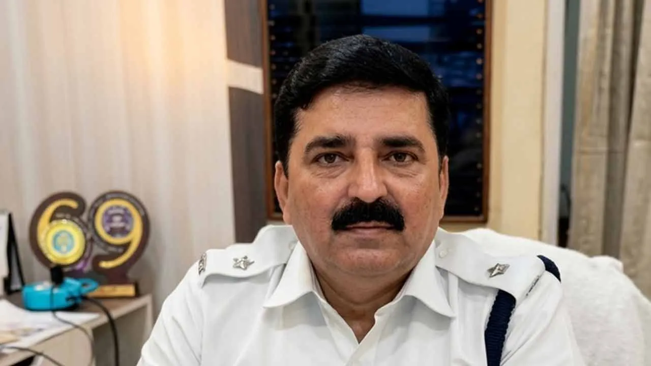 राज्य सरकार ने कोलकाता पुलिस के डिप्टी कमिश्नर शांतनु सिन्हा बिस्वास की सेवा समाप्त कर दी