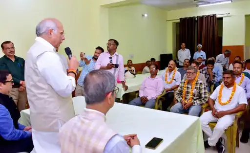 वन ट्रिलियन डॉलर इकोनॉमी की नींव हैं मजदूर,श्रमिकों के साथ किया भोजन:धर्मपाल सिंह