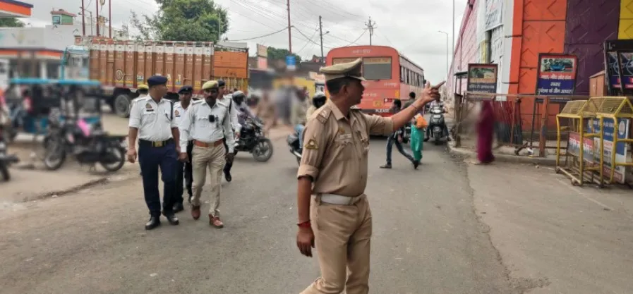 यातायात पुलिस द्वारा विशेष अभियान चलाकर हटवाया गया अतिक्रमण