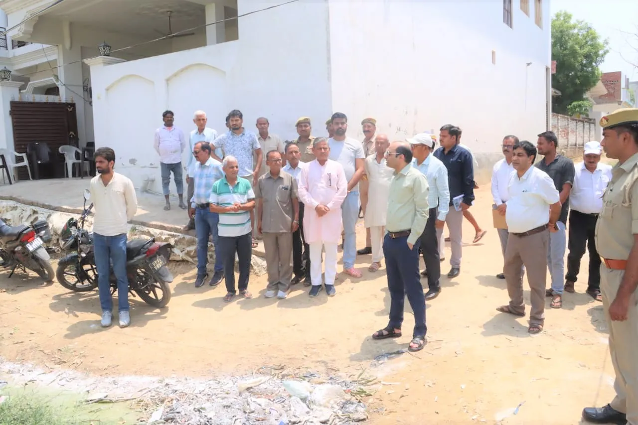 डीएम ने शुकुलपुर दहिलामऊ दक्षिणी में जल भराव का किया निरीक्षण