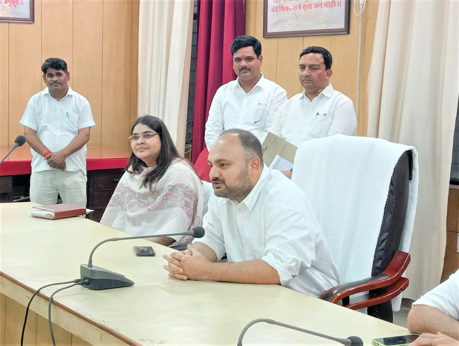 नवागत जिलाधिकारी ने कोषागार कार्यालय पहुॅचकर संभाला कार्यभार