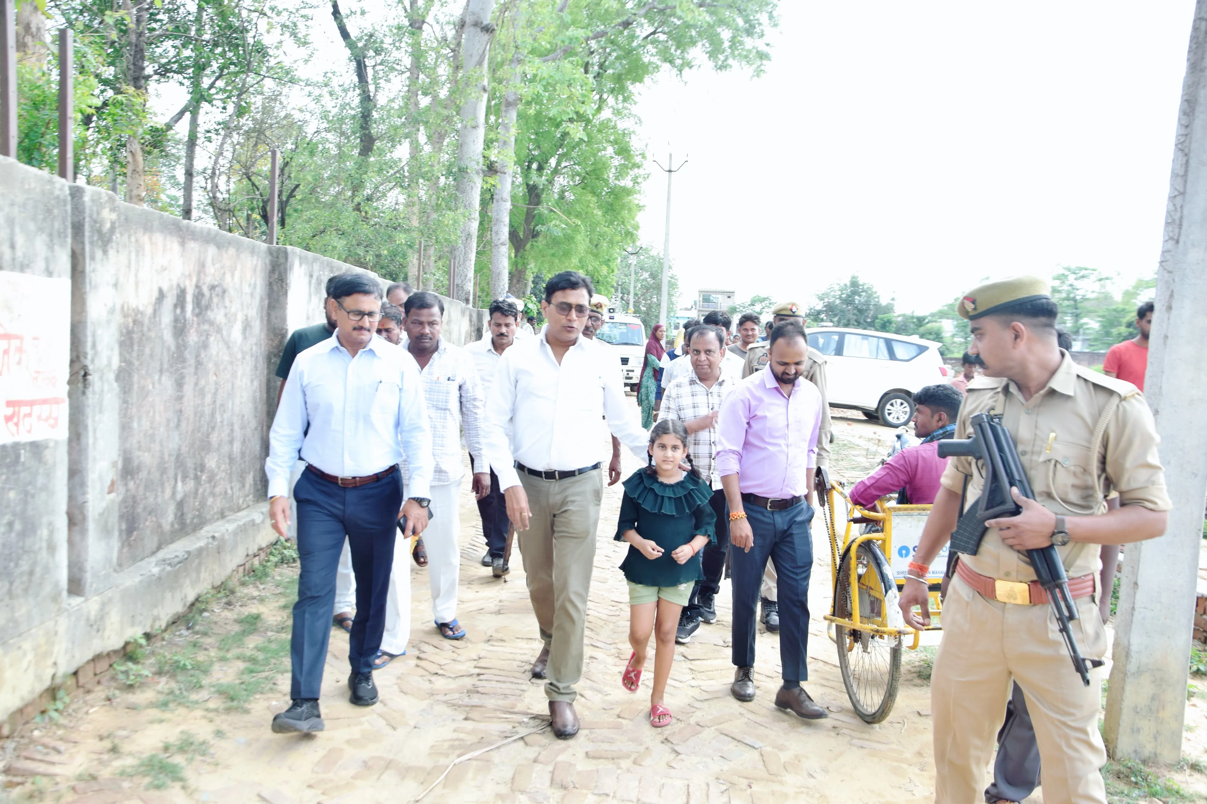 नन्ही मानवी की पुकार पर ‘डीएम अंकल’ पहुंचे घर, भावुक मुलाकात के बीच सड़क दुरुस्त करने के निर्देश