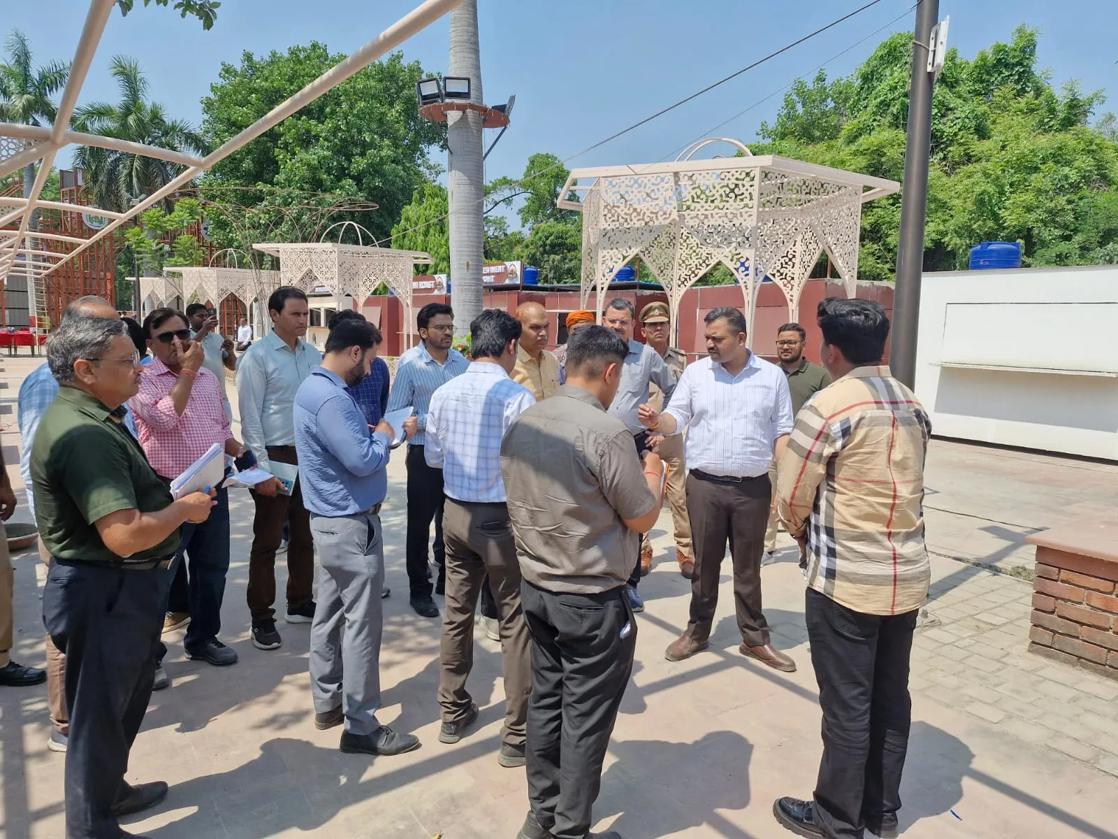 हुसैनाबाद में रूमी गेट के पास बनेगी पार्किंग, बसें व 450 वाहन खड़े हो सकेंगे