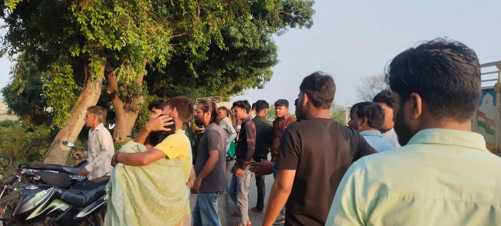 नेशनल हाईवे पर दर्दनाक सड़क हादसा, आवारा पशु से टकराकर ऑटो पलटा; एक की मौत, पांच घायल