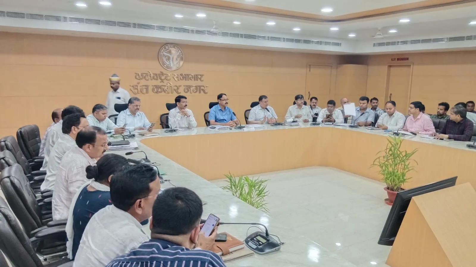 डीएम की अध्यक्षता में आई0जी0आर0एस0 पोर्टल पर प्राप्त संदर्भो/प्रकरणों के निस्तारण की समीक्षा बैठक हुयी आयोजित।