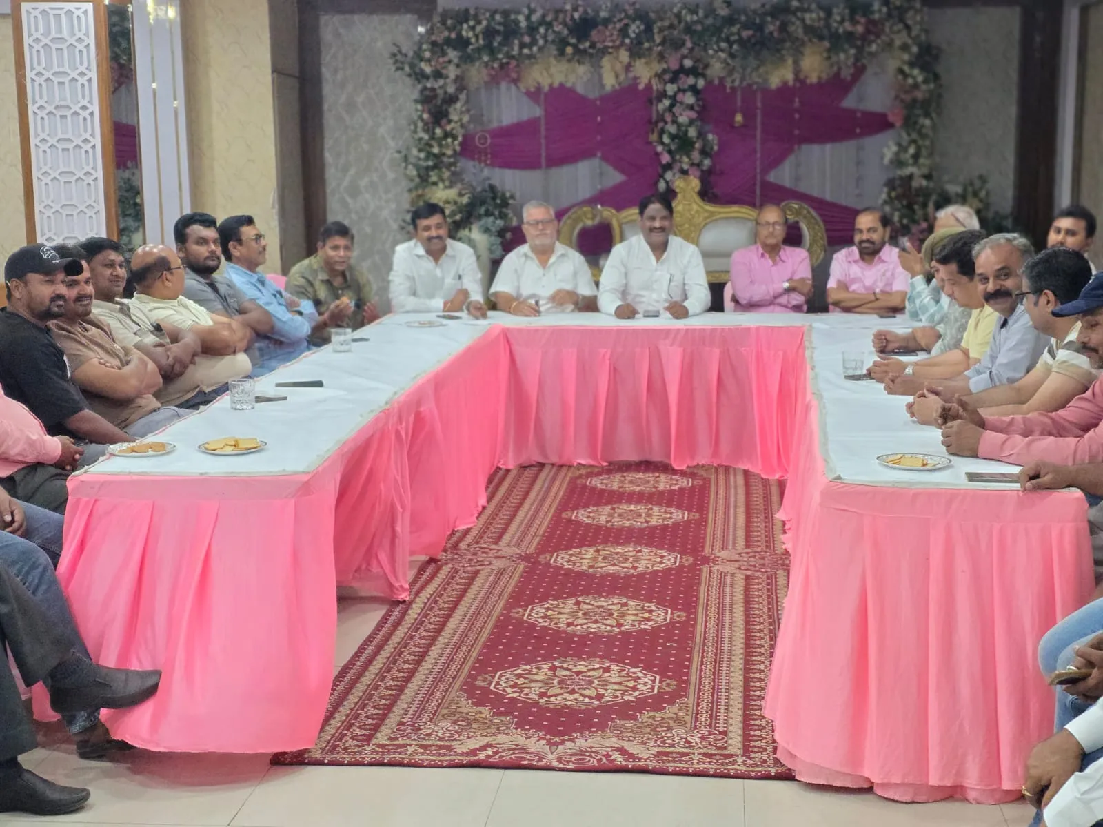 कमर्शियल गैस सिलेंडर की महंगाई पर भड़के टेंट कारोबारी,डिप्टी सीएम को सौपा ज्ञापन