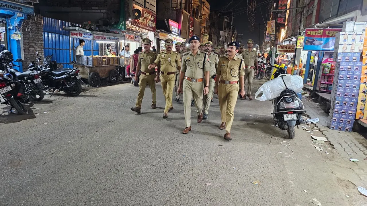  पुलिस अधीक्षक प्रतापगढ़ द्वारा नगर क्षेत्र में पैदल गश्त कर सुरक्षा व्यवस्था का लिया गया जायजा