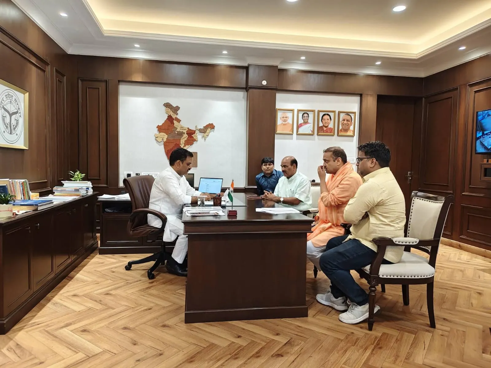 संविदा शिक्षकों ने समाज कल्याण मंत्री से की मुलाकात, नियमों पर जताया विरोध