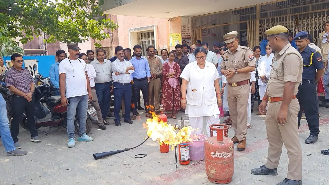जिला चिकित्सालय में 'मॉक ड्रिल' कर सिखाए गए आग से बचाव के गुर