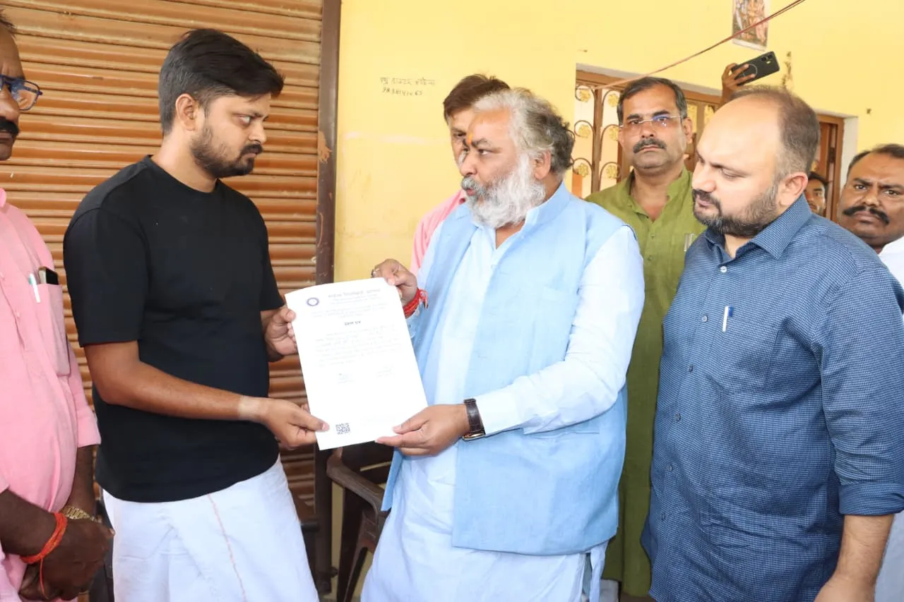 प्रभारी मंत्री ने प्राकृतिक आपदा पीड़ित परिवारों को 4-4 लाख रुपये की सहायता राशि के प्रमाण पत्र सौंपे