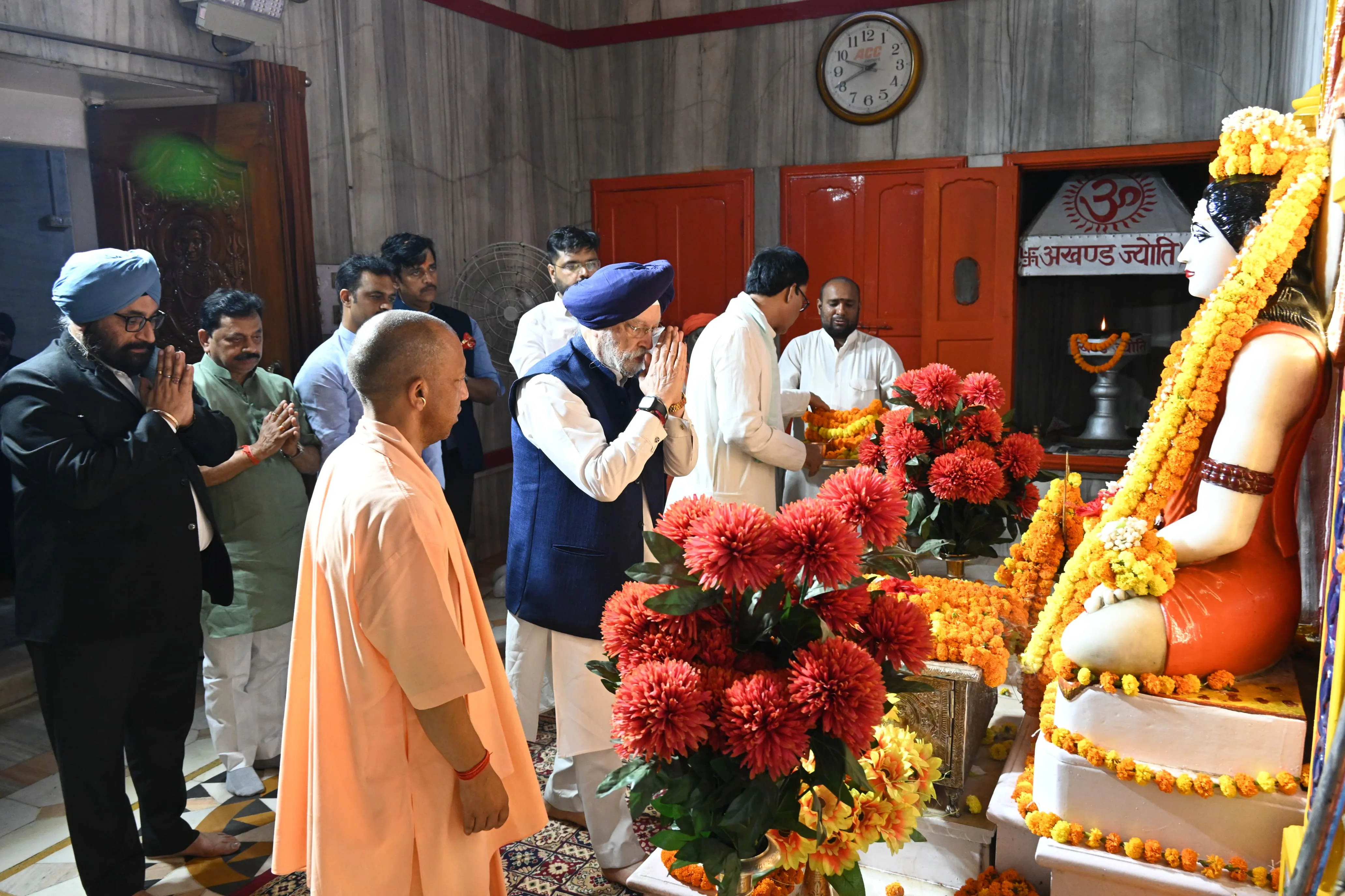 केंद्रीय पेट्रोलियम मंत्री ने किया गुरु गोरखनाथ का दर्शन-पूजन 
