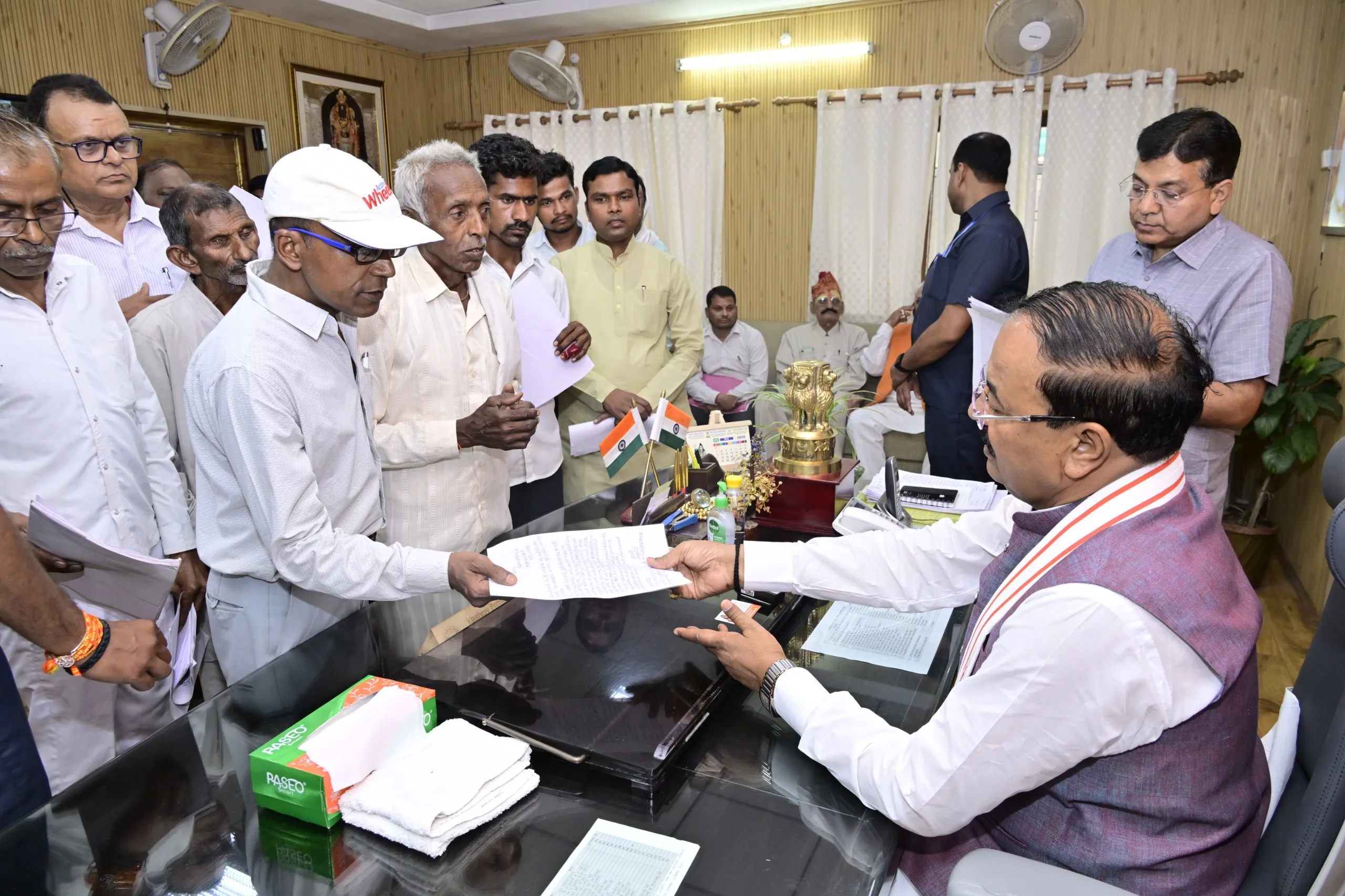 “जनता दर्शन बना जनविश्वास का सशक्त माध्यम, उप मुख्यमंत्री केशव प्रसाद मौर्य ने सुनीं समस्याएं”