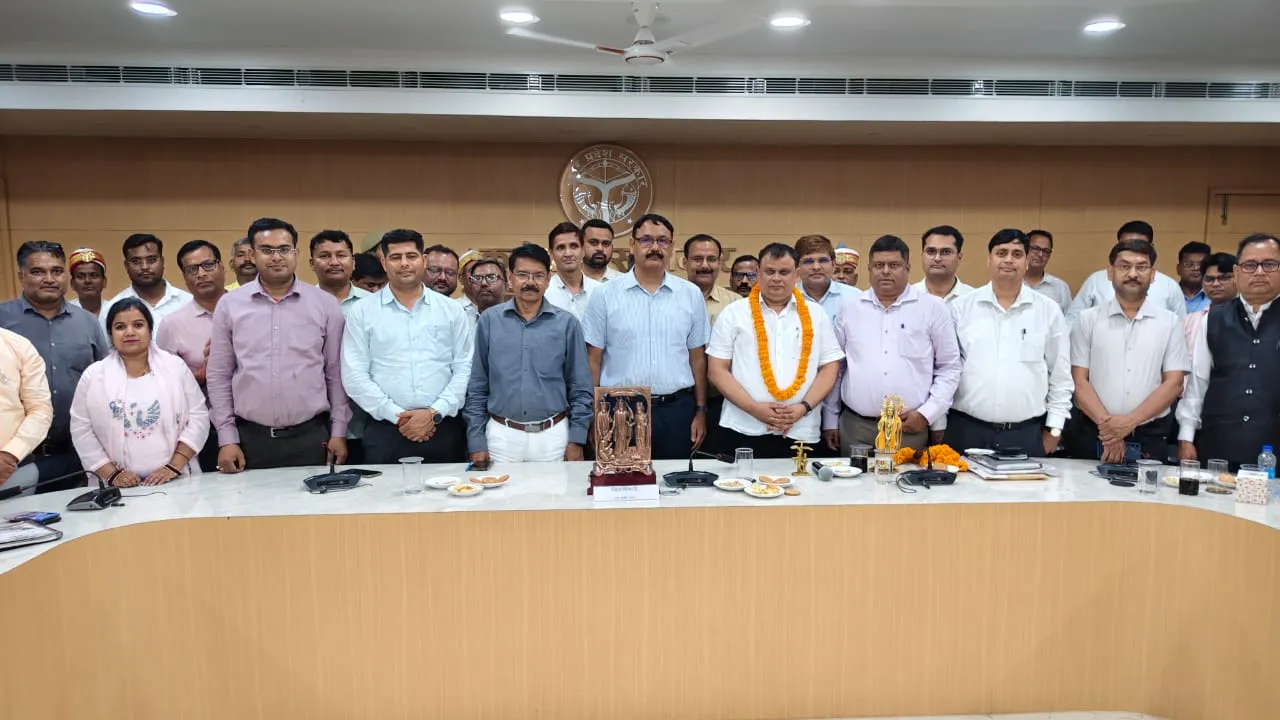 अपर जिलाधिकारी के स्थानांतरण पर, कलेक्ट्रेट सभागार में विदाई समारोह का हुआ भव्य आयोजन