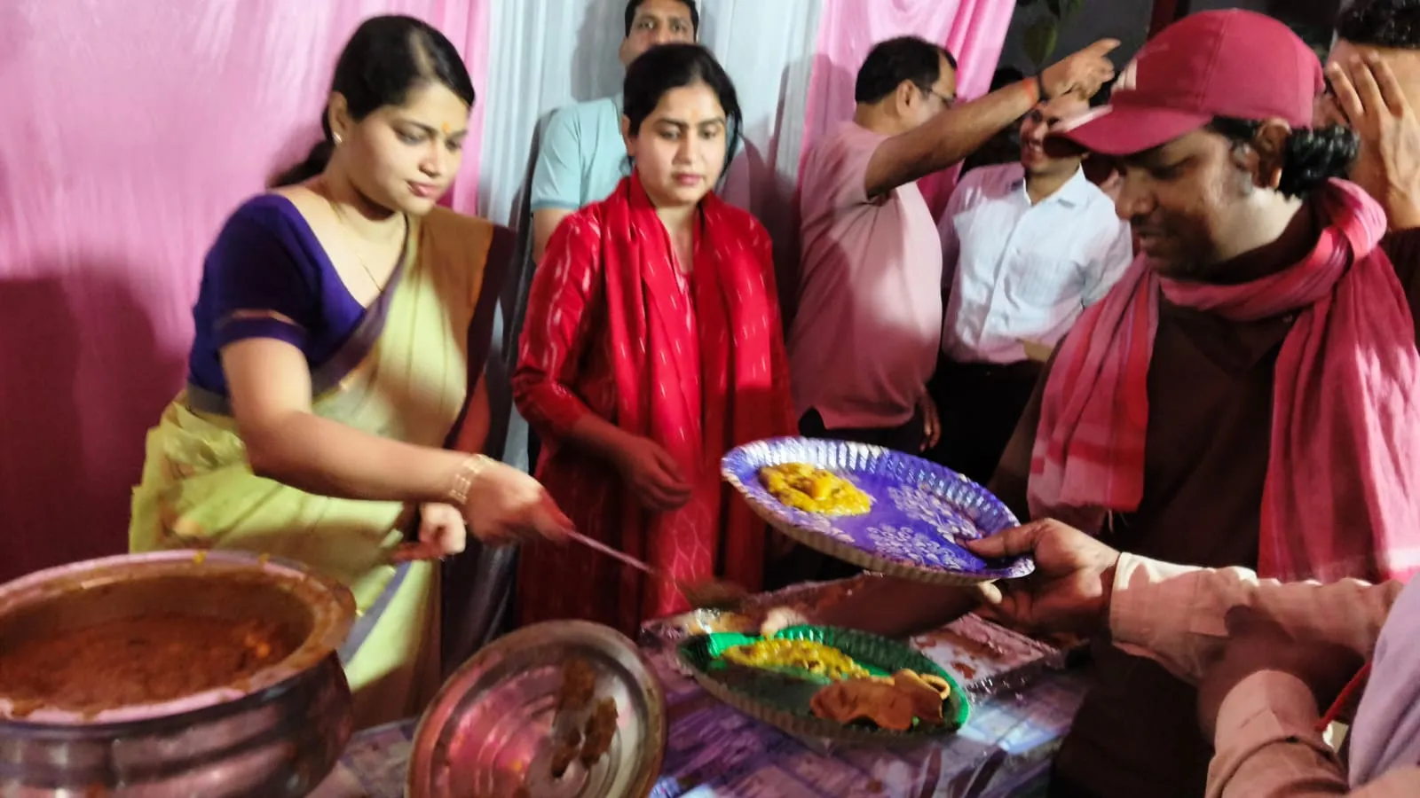 डीएम और एसपी ने भक्तों को प्रसाद वितरित कर स्वयं प्रसाद  किया ग्रहण 