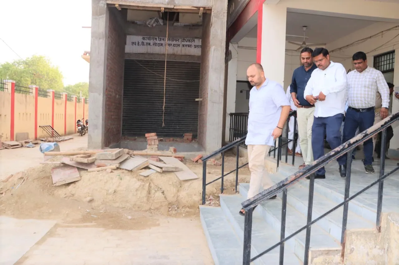 जिलाधिकारी ने ईवीएम वेयरहाउस का किया निरीक्षण