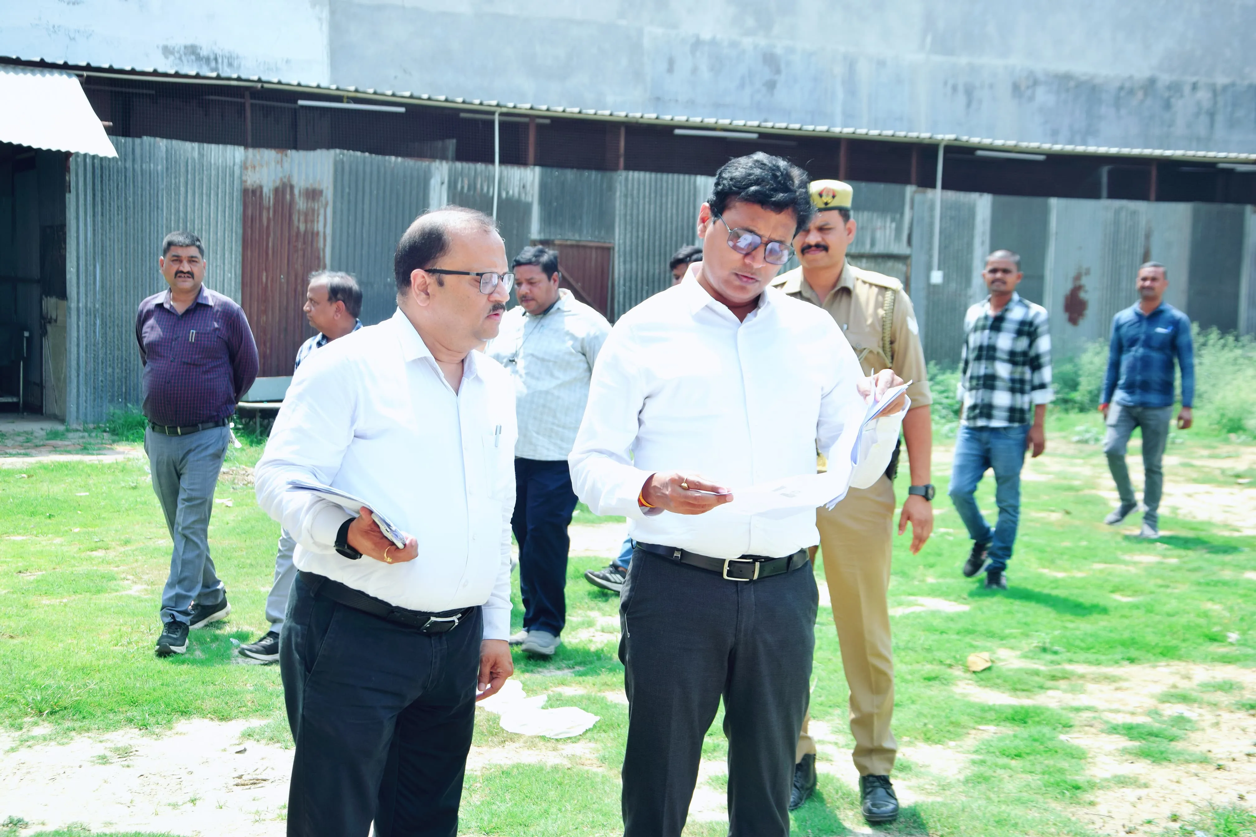 बड़े बैनामों पर डीएम अंजनी कुमार सिंह की पैनी नजर, जमीन पर उतरकर जांचे दस्तावेज