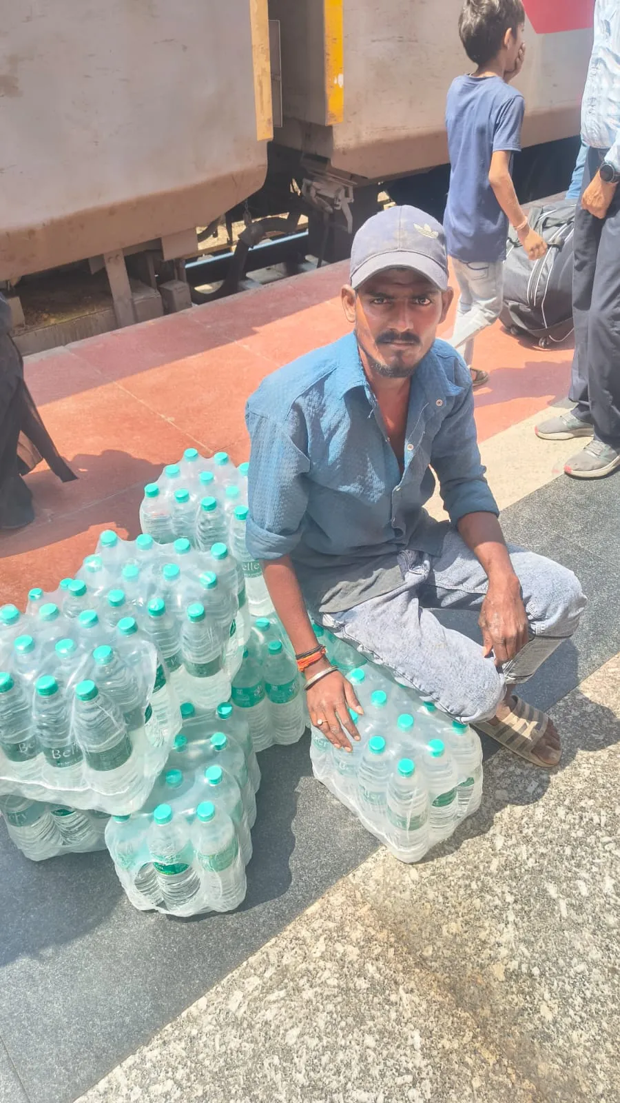 वाराणसी स्टेशन पर उत्तर रेलवे की बड़ी कार्रवाई, अनधिकृत पेय सामग्री जब्त