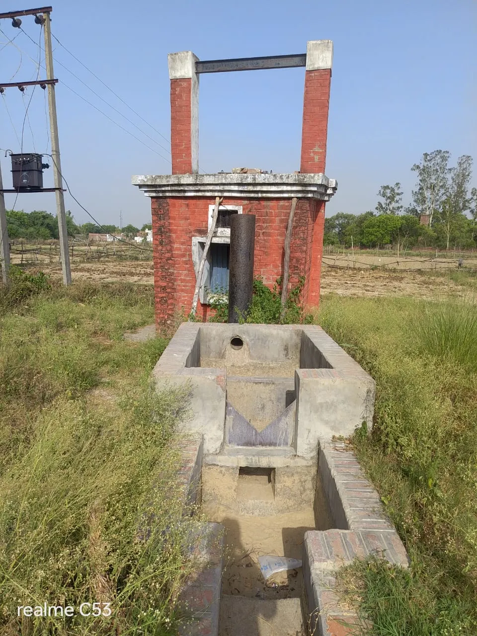 जर्जर पंप हाउस बल्लियों के सहारे टिका, किसानों ने तहसील पर प्रदर्शन की दी चेतावनी......