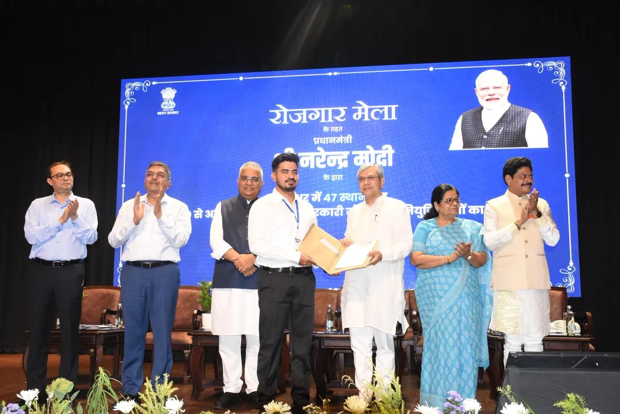  प्रधानमंत्री नरेन्द्र मोदी ने रोजगार मेले में  नव नियुक्त युवाओं को  नियुक्ति पत्र सौपा 