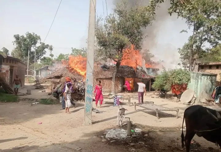 बिजुआ के मालपुर गांव में भीषण अग्निकांड,आठ छप्पर जलकर राख।