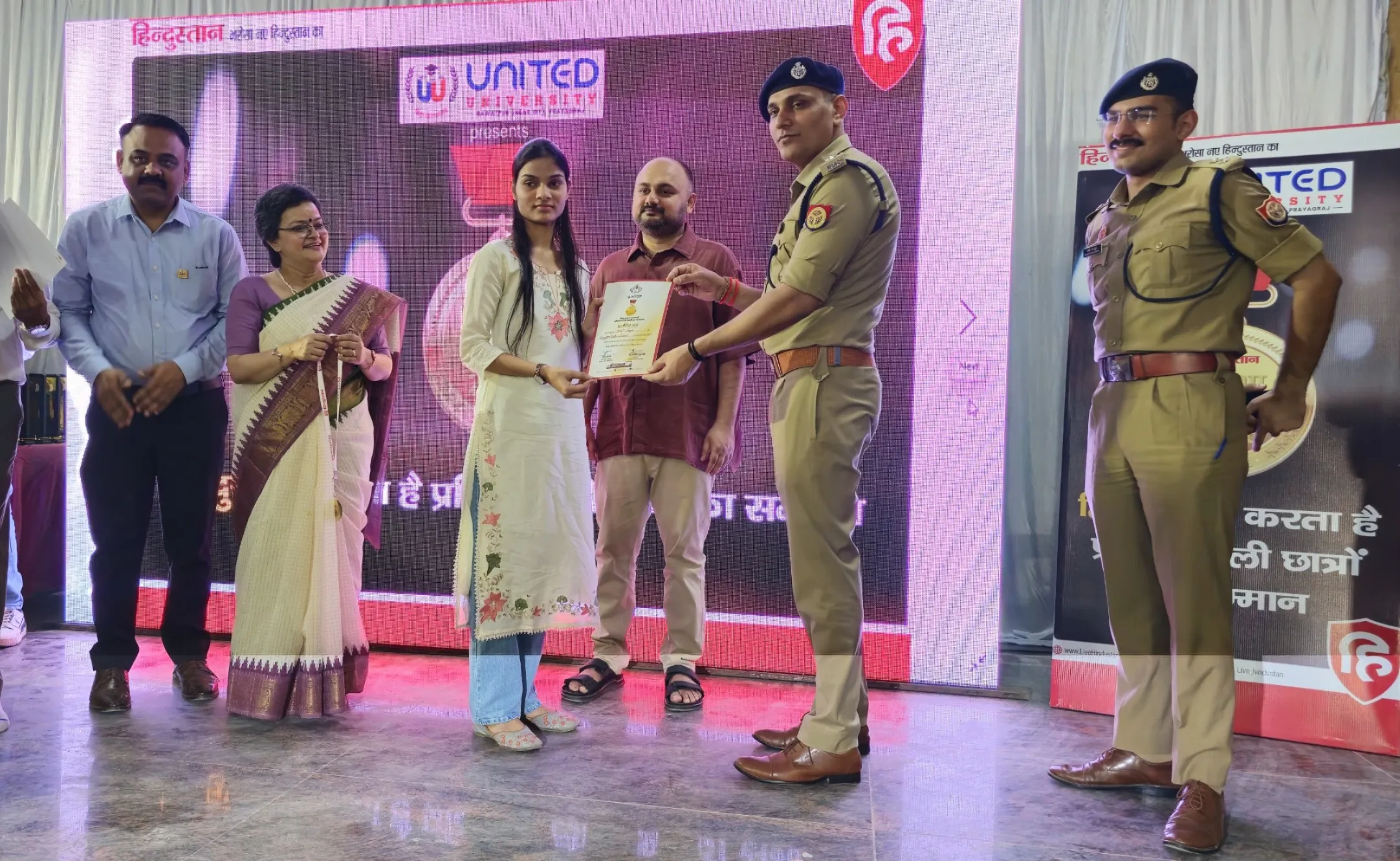 जिलाधिकारी एवं पुलिस अधीक्षक ने मेधावी छात्र-छात्राओं को किया सम्मानित