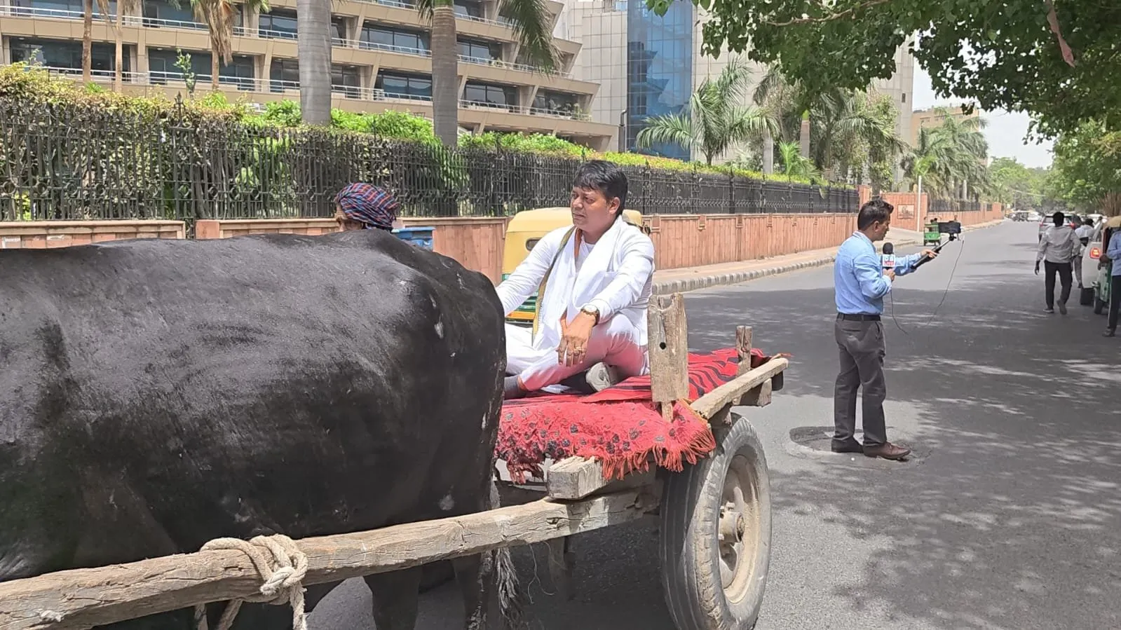 पेट्रोल-डीज़ल की महंगाई पर फूटा गुस्सा, बैलगाड़ी से सिविक सेंटर पहुंचे पार्षद विजय कुमार