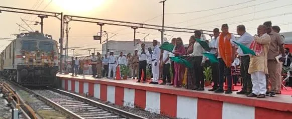 वाराणसी-लखनऊ एक्सप्रेस को राज्य मंत्री ने दिखायी हरी झंडी, रेल यात्रियो को मिली राहत