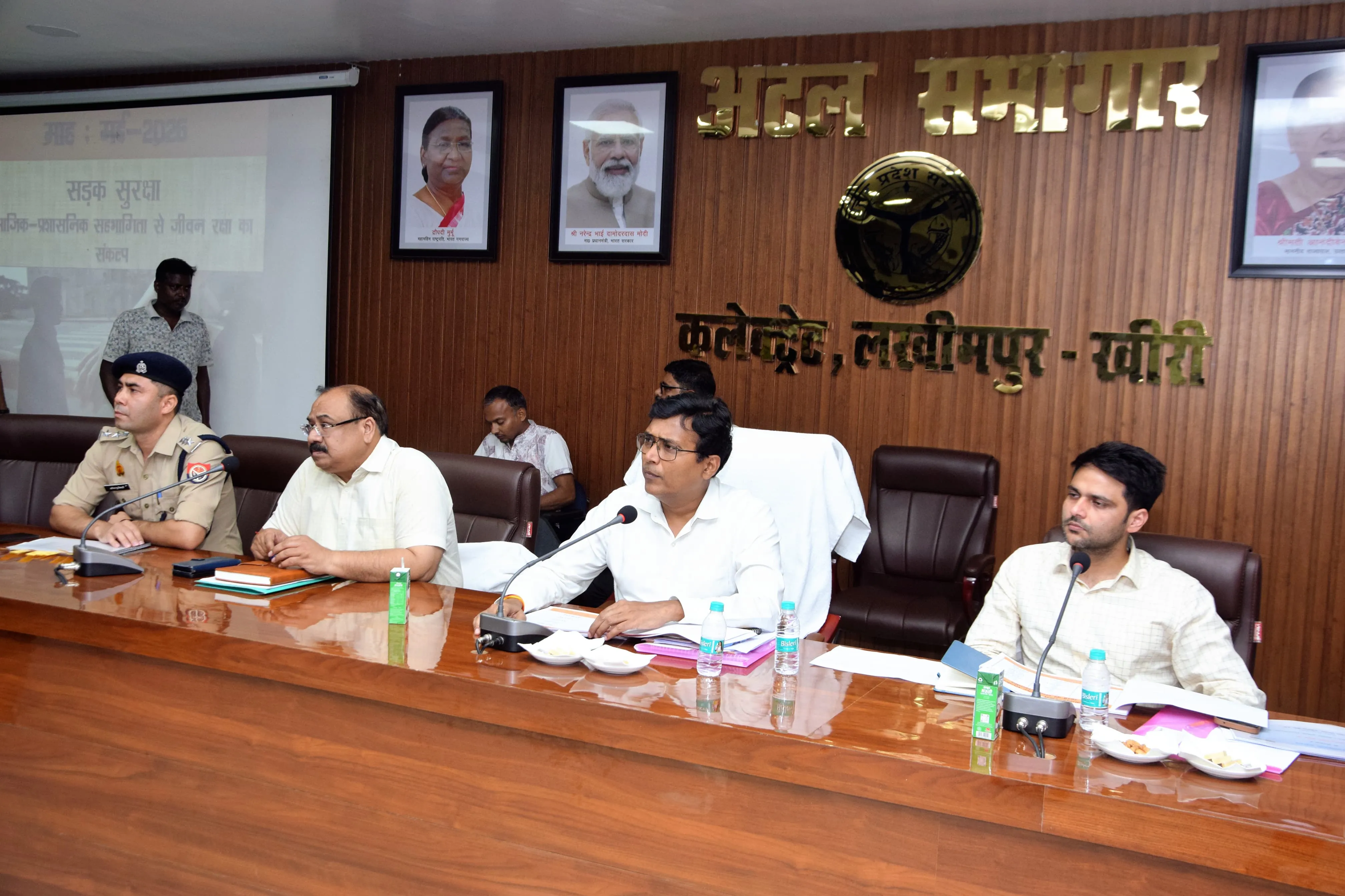 सड़क सुरक्षा पर डीएम सख्त, बोले,नियम तोड़ने वालों पर हो सख्त कार्रवाई, वाहनों के सीज करने में न हो हिचक