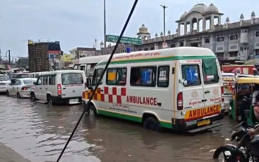 बेमौसम बारिश ने खोली नगर निगम की पोल, सुहागनगरी हुई जलमग्न