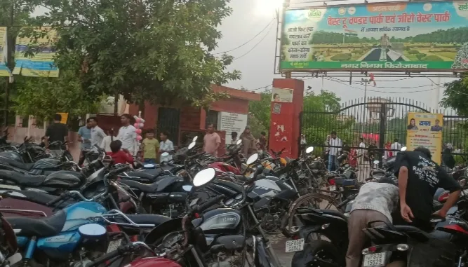 अटल पार्क के गेट पर वाहनों को खड़ा करने के लिये  पार्किंग न होने से लगता है जाम