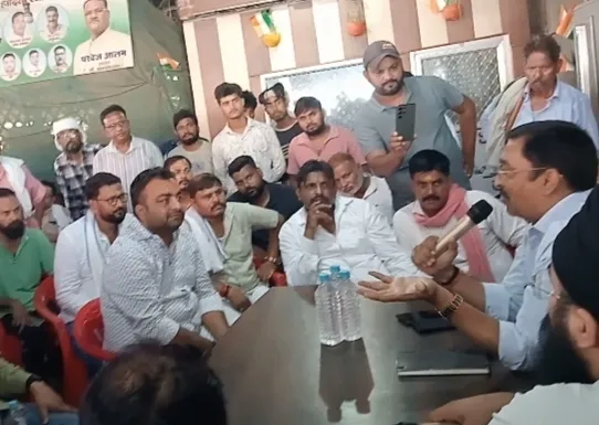 दुबग्गा मंडी: पुल निर्माण को लेकर आढ़तियों का प्रदर्शन, बन्द पड़े गेट को खुलवाने की मांग