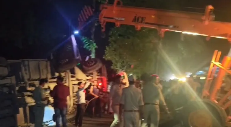 अमेठी जनपद में दो बाइकों पर पलटा प्याज लदा ट्रक, तीन की मौत