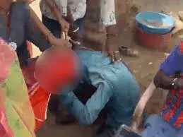 महिला ने  युवक को बंधक बनाकर  पीटा, जूतों की माला पहनाई,  पिलाया पेशाब 
