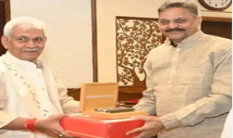 यूपी में बढ़ी मनोज सिन्हा की सक्रियता, सियासी गलियारों में हलचल तेज