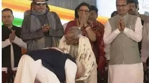 शुभेंदु के शपथ मंच पर मोदी ने छुए वरिष्ठ कार्यकर्ता के चरण,भेंट कर किया सम्मानित
