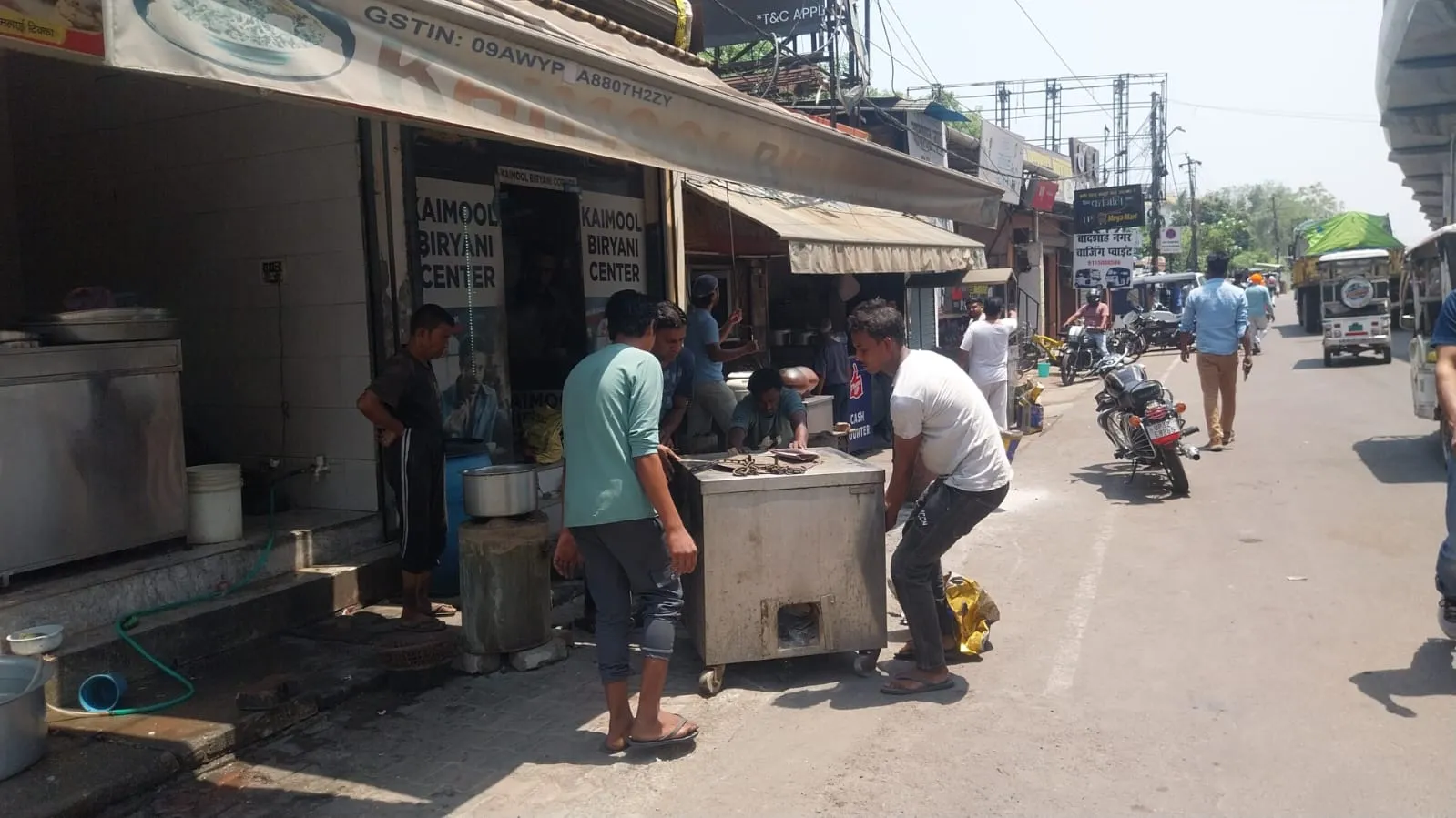 नगर निगम ने अभियान चलाकर हटाया अवैध कब्जा,25 दुकानें हटाई गईं