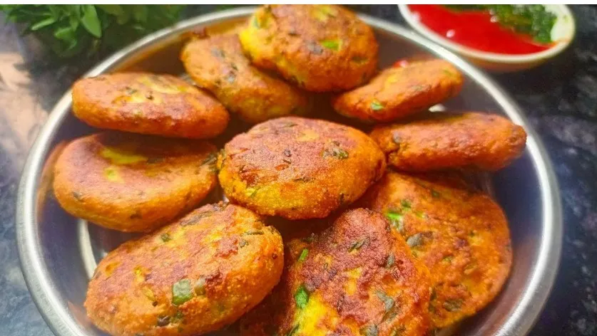सिर्फ 10 मिनट में सूजी और आलू से स्वादिष्ट नाश्ता बनाकर खाए 