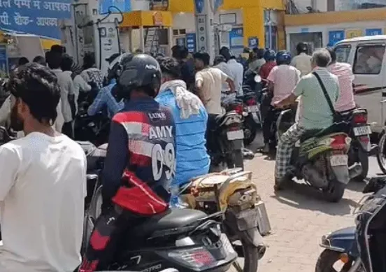 सुबह पंपों पर नहीं मिला पेट्रोल, दोपहर तक स्थिति सामान्य, प्रशासन ने पैनिक न होने ​की अपील