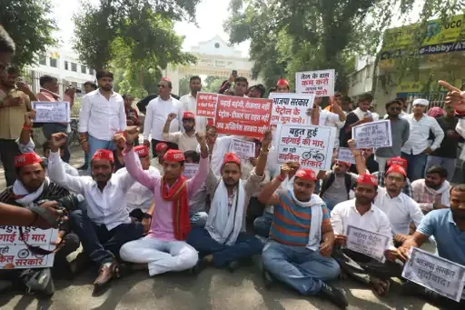 पेट्रोल-डीजल को लेकर सपा छात्रसंघ का प्रदर्शन, पुलिस से नोकझोंक