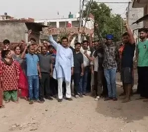 सड़क निर्माण में देरी पर भड़के लोग, सड़क पर प्रदर्शन, भ्रष्टाचारी के खिलाफ लगाये नारे 