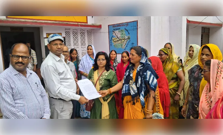 रसोइयों ने विभिन्न समस्याओं को लेकर,बीईओ को सौपा ज्ञापन