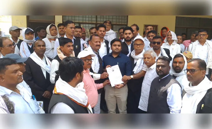 दुद्धी में अधिवक्ताओं का आक्रोश, लखनऊ लाठीचार्ज के विरोध में एसडीएम को सौंपा ज्ञापन
