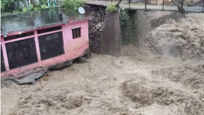  टिहरी में तेज बारिश के बाद बिलौंदी पुल बाजार में घुसा पानी