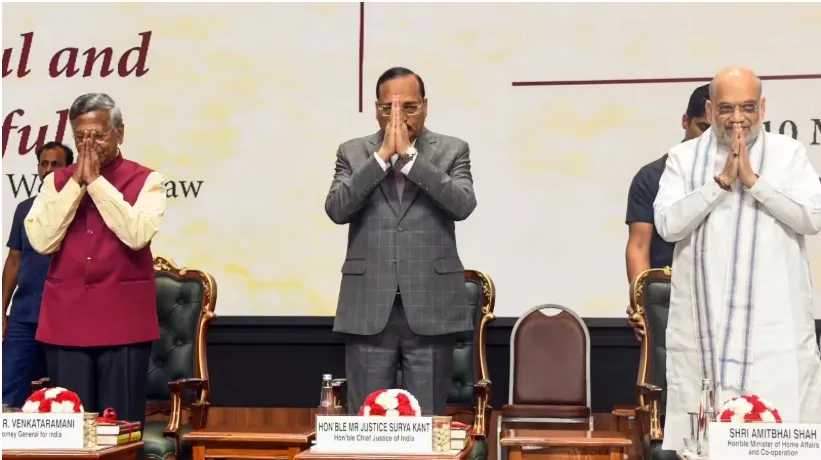 चीफ जस्टिस ने सॉलिसिटर जनरल से भरे मंच पर पूछा सवाल, कि लिखने का समय कैसे मिला